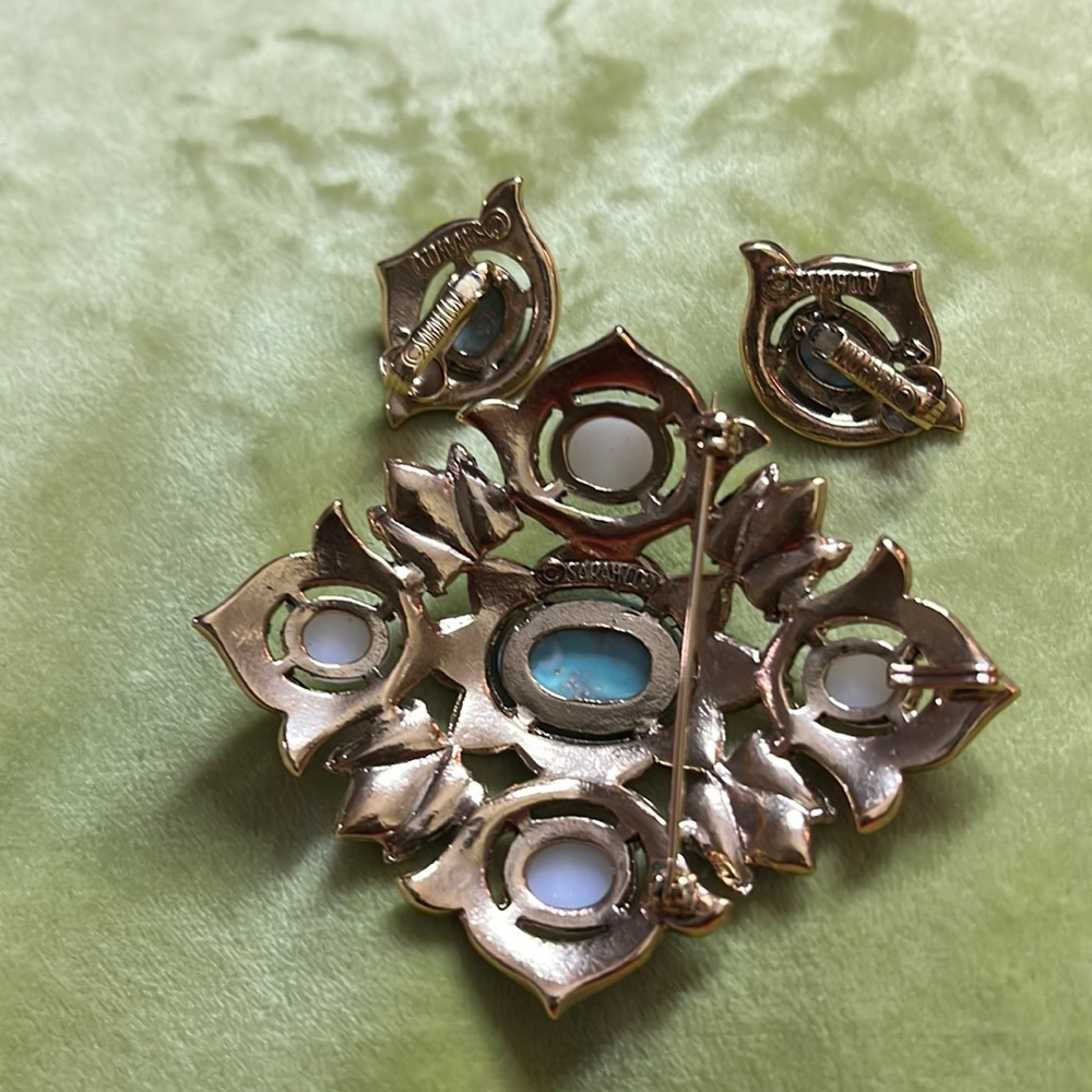 Vintage Sarah Coventry 1968 "Remembrance" Brooch & Earrings - Picture 5 of 6